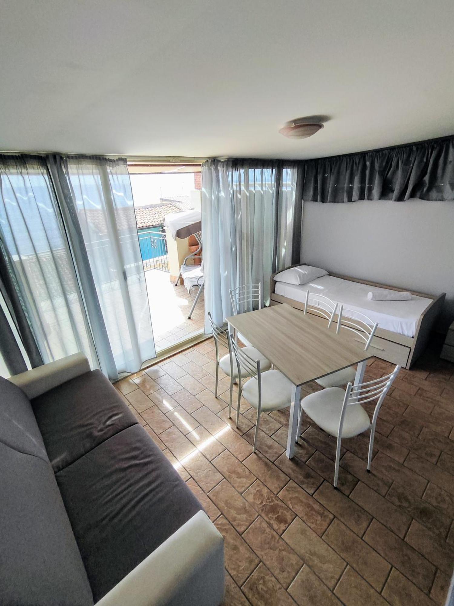 Etnapartment 4 *